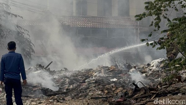 Kebakaran Tumpukan Sampah di Pisangan Tangsel Kembali Muncul, Asap Tebal Mengepul